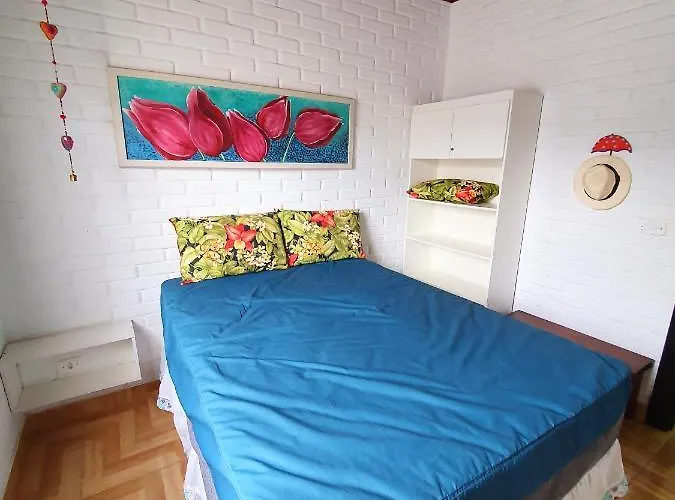 Apartamento com 2 quartos, piscina e churrasqueira, próximo à Praia do Itaguá